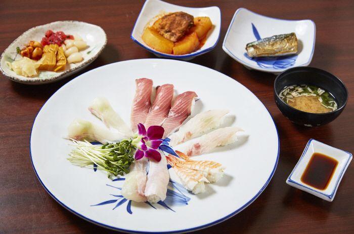 Японы төрлийн хачир, будаа, амттай сашими аягатай хоолны бүрэн цэсний хөгжилөн нь - киберная зураг